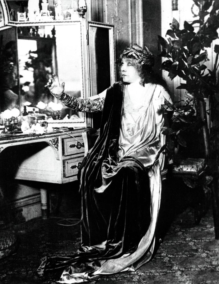 Последнее фото актрисы Сары Бернар, сделанное за месяц до ее смерти. 1923 Последнее фото актрисы Сары Бернар, сделанное за месяц до ее смерти. 1923