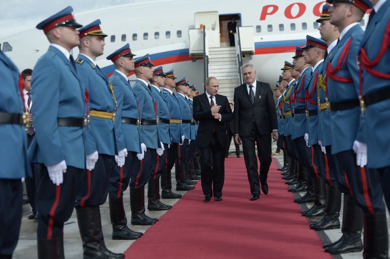 Президент России Владимир Путин и президент Сербии Томислав Николич во время церемонии встречи в аэропорту Белграда Президент России Владимир Путин и президент Сербии Томислав Николич во время церемонии встречи в аэропорту Белграда