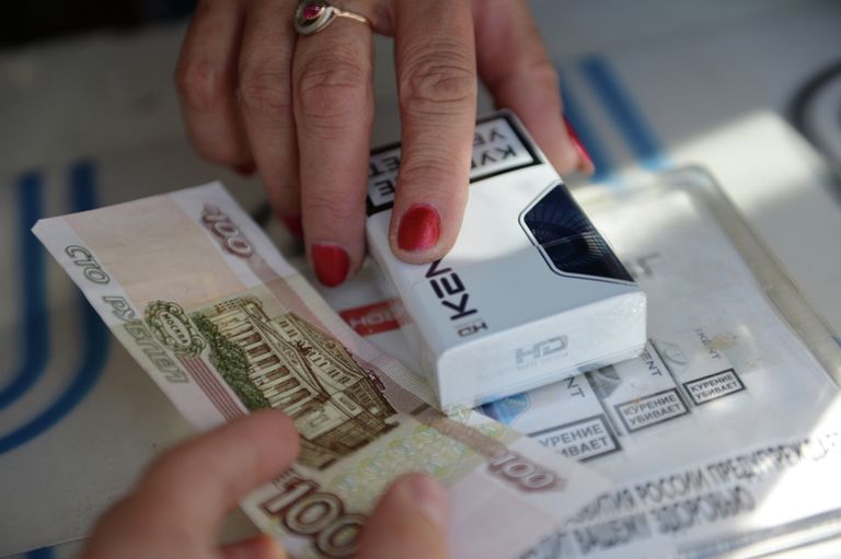 Продажа сигарет в одном из киосков в Омске