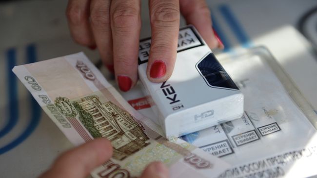 Продажа сигарет в одном из киосков. Архивное фото Продажа сигарет в одном из киосков. Архивное фото