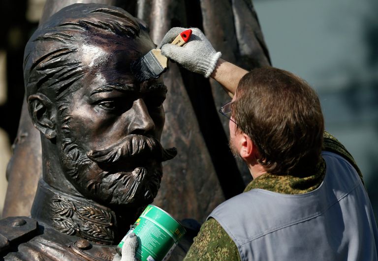 Подготовка нового памятника Николаю II к праздничным мероприятиям в Белграде Подготовка нового памятника Николаю II к праздничным мероприятиям в Белграде