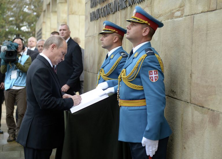 Президент России Владимир Путин делает запись в книге почетных гостей Президент России Владимир Путин делает запись в книге почетных гостей