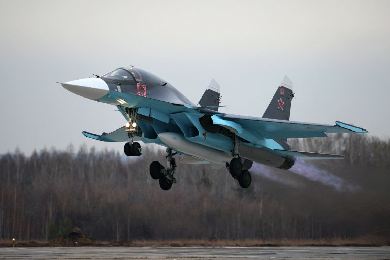 Истребитель-бомбардировщик Су-34. Архивное фото Истребитель-бомбардировщик Су-34. Архивное фото