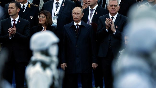Президент России Владимир Путин и президент Сербии Томислав Николич во время парада в честь 70-летия освобождения Белграда Президент России Владимир Путин и президент Сербии Томислав Николич во время парада в честь 70-летия освобождения Белграда