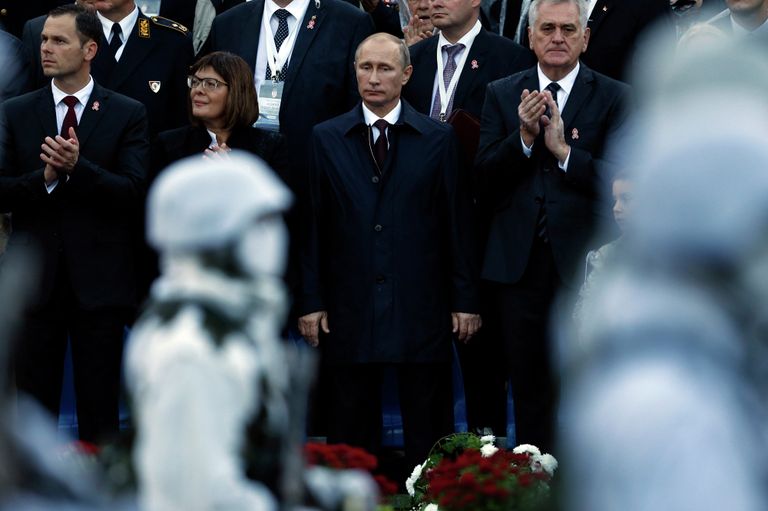 Президент России Владимир Путин и президент Сербии Томислав Николич во время парада в честь 70-летия освобождения Белграда Президент России Владимир Путин и президент Сербии Томислав Николич во время парада в честь 70-летия освобождения Белграда