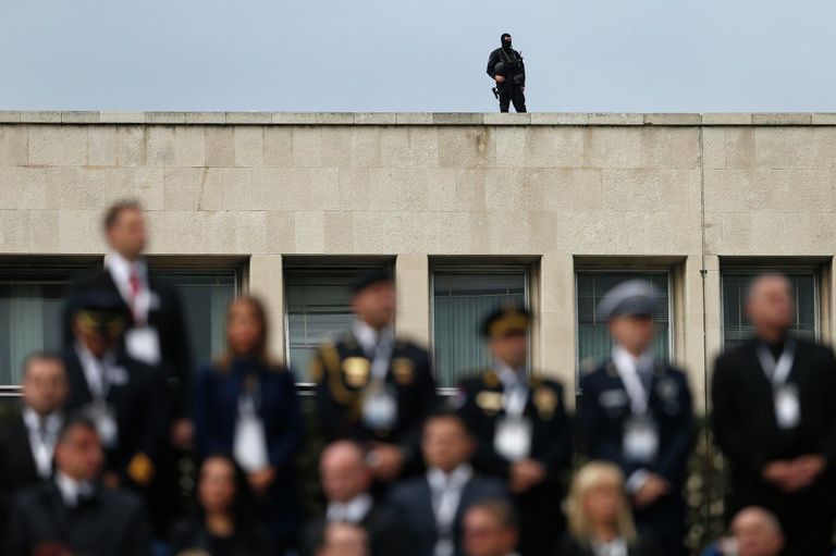 Сотрудник службы безопасности на параде в честь 70-летия освобождения Белграда Сотрудник службы безопасности на параде в честь 70-летия освобождения Белграда