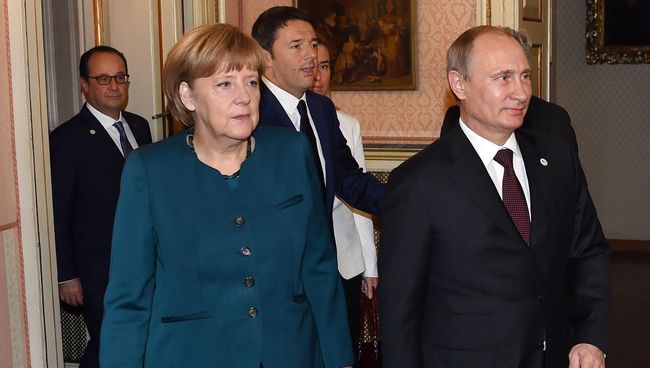 Ангела Меркель и Владимир Путин во время рабочего завтрака в Милане 17 октября 2014 Ангела Меркель и Владимир Путин во время рабочего завтрака в Милане 17 октября 2014
