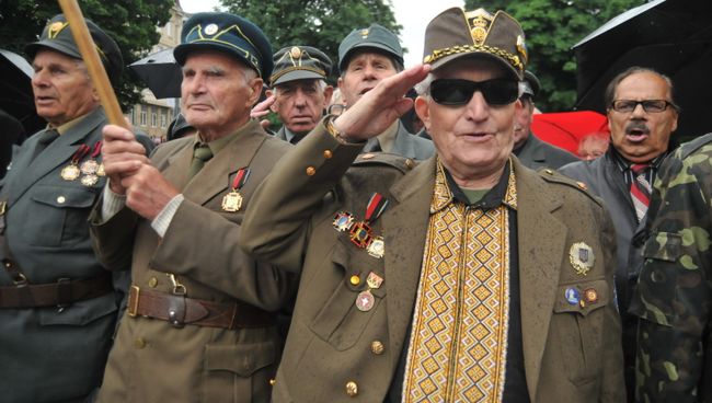 Ветераны Украинской повстанческой армии (УПА) в день праздника героев во Львове. Архив Ветераны Украинской повстанческой армии (УПА) в день праздника героев во Львове. Архив