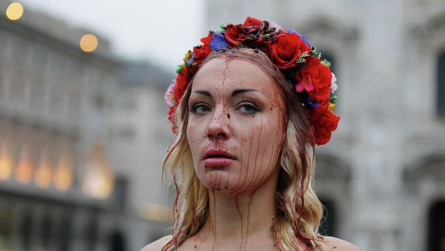 Активистка Femen во время акции в поддержку украинского народа. Италия. Архивное фото Активистка Femen во время акции в поддержку украинского народа. Италия. Архивное фото