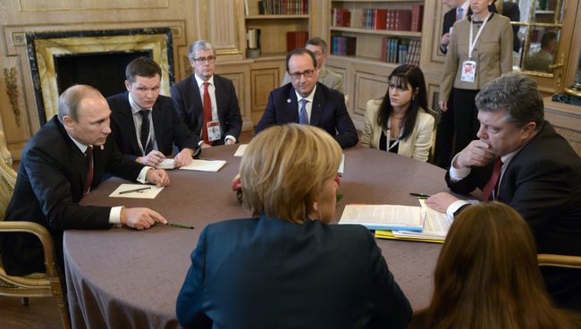 Владимир Путин, президент Украины Петр Порошенко, Ангела Меркель и Франсуа Олланд во время встречи в нормандском формате на полях саммита форума Азия-Европа