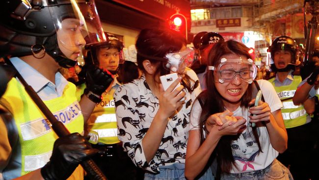 Столкновения активистов движения Occupy Central с полицией в Гонконге, 18 октября 2014 Столкновения активистов движения Occupy Central с полицией в Гонконге, 18 октября 2014