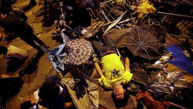 Столкновения активистов движения Occupy Central с полицией в Гонконге Столкновения активистов движения Occupy Central с полицией в Гонконге