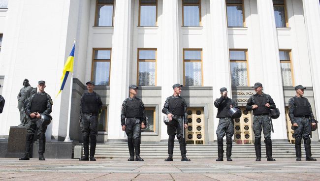 Милиция у здания Верховной Рады Украины. Архивное фото Милиция у здания Верховной Рады Украины. Архивное фото