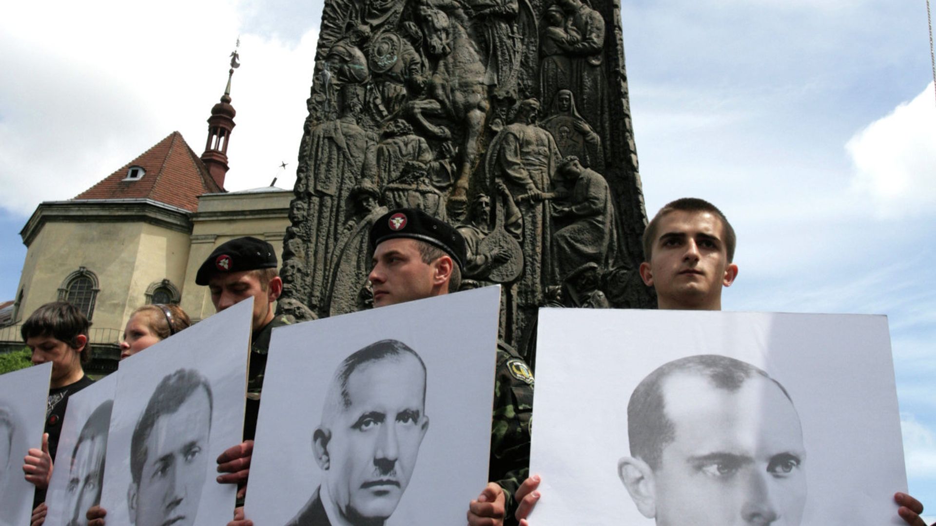 Молодежь с портретами видных деятелей УПА* у памятника Степану Бандере в центре Львова - РИА Новости, 1920, 12.07.2026