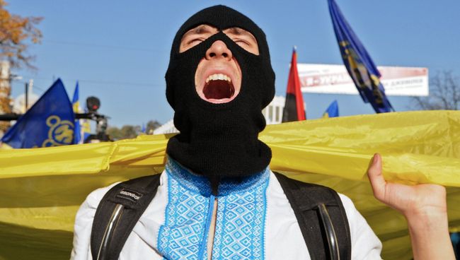 Участник марша по случаю годовщины образования Украинской повстанческой армии в Киеве. Архивное фото Участник марша по случаю годовщины образования Украинской повстанческой армии в Киеве. Архивное фото