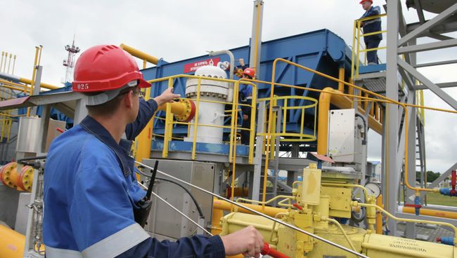 Рабочие на подземном хранилище газа. Архивное фото