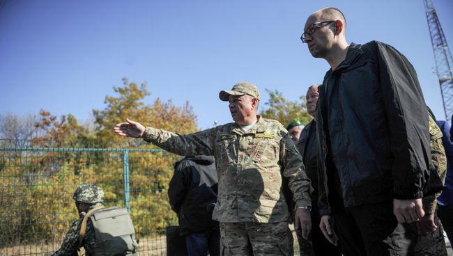 Премьер-министр Украины Арсений Яценюк осматривает участок границы с Россией недалеко от Харькова 15 октября 2014 года Премьер-министр Украины Арсений Яценюк осматривает участок границы с Россией недалеко от Харькова 15 октября 2014 года