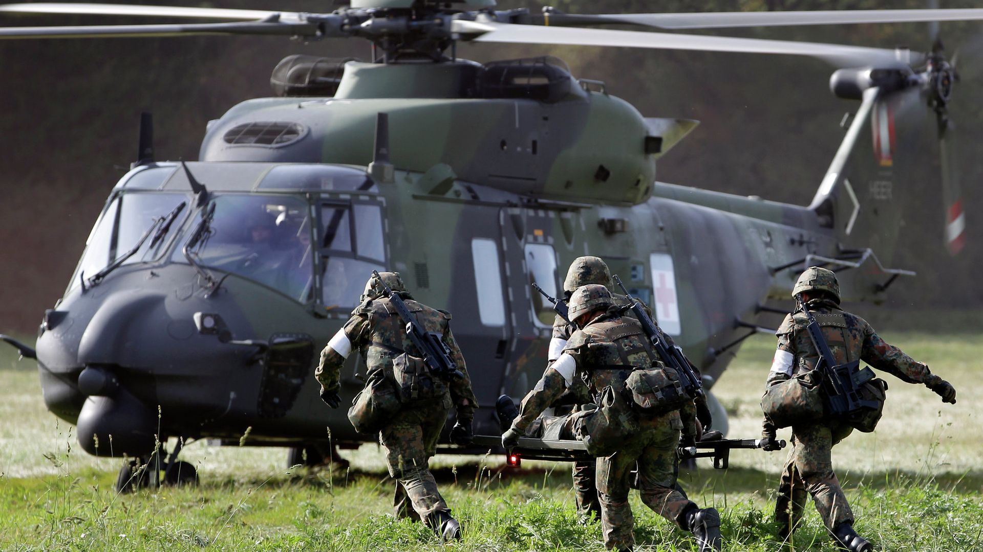 Солдаты бегут в вертолет NH90 во время учений недалеко от Ганновера, Германия Солдаты бегут в вертолет NH90 во время учений недалеко от Ганновера, Германия - РИА Новости, 1920, 14.11.2022