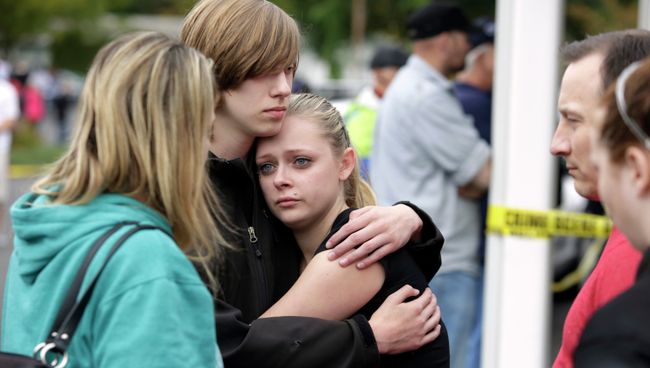 Ситуация возле американской школы Marysville-Pilchuck после инцидента со стрельбой подростка Ситуация возле американской школы Marysville-Pilchuck после инцидента со стрельбой подростка