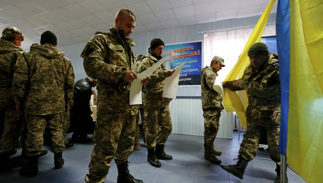 Украинские военные голосуют на избирательном участке в Славянске Украинские военные голосуют на избирательном участке в Славянске