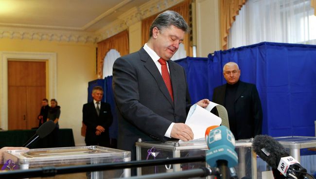 Порошенко проголосовал на избирательном участке в Киеве Порошенко проголосовал на избирательном участке в Киеве