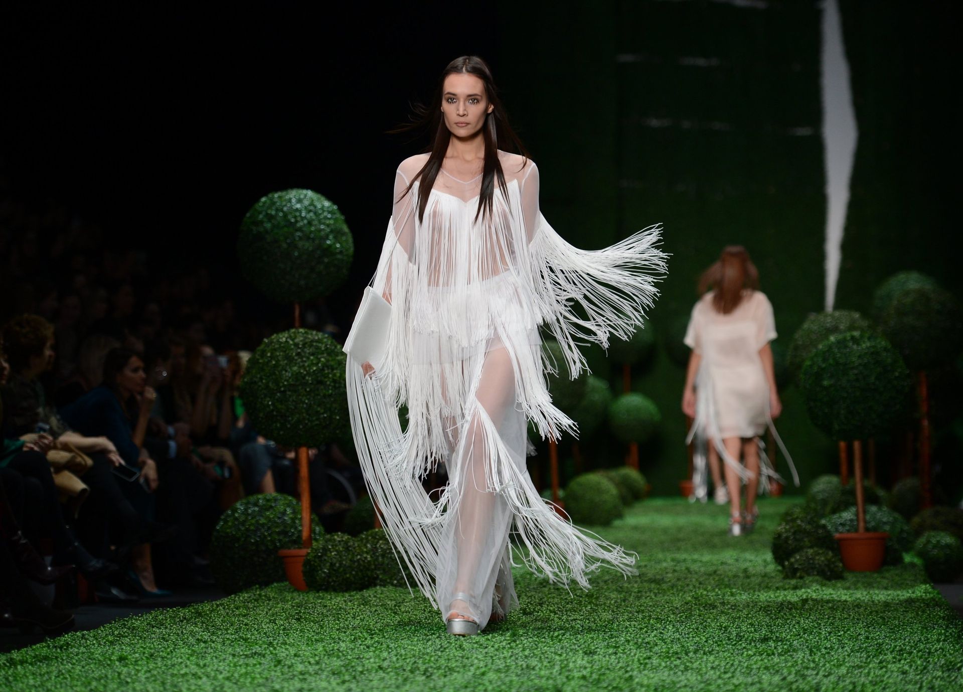 Модель на показе коллекции Alena Akhmadullina. Mercedes-Benz Fashion Week Russia Модель на показе коллекции Alena Akhmadullina. Mercedes-Benz Fashion Week Russia - РИА Новости, 1920, 20.06.2022