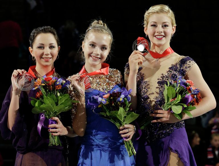 Золотой призер Skate America фигуристка Елена Радионова, серебряный призер Елизавета Туктамышева и бронзовый призер Грейси Голд Золотой призер Skate America фигуристка Елена Радионова, серебряный призер Елизавета Туктамышева и бронзовый призер Грейси Голд