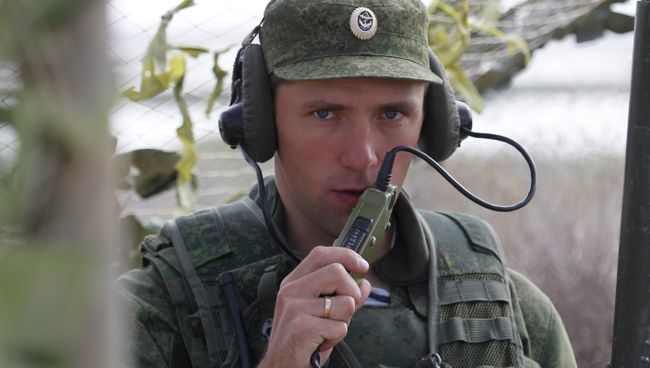 Российский военнослужащий выходит на связь. Архивное фото