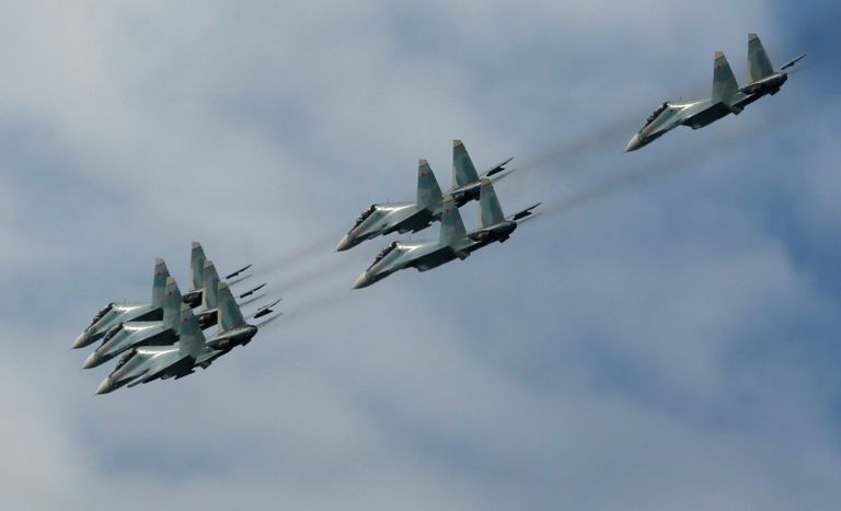Пилотажная группа Соколы России на истребителях Су-30СМ на авиашоу в Красноярске Пилотажная группа Соколы России на истребителях Су-30СМ на авиашоу в Красноярске