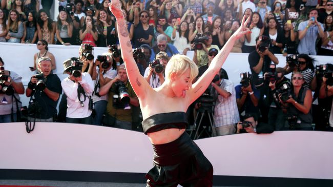 Певица Майли Сайрус на красной дорожке перед MTV Video Music Awards 