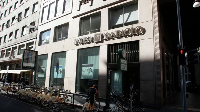 Офис банка Intesa Sanpaolo в Милане. Архивное фото Офис банка Intesa Sanpaolo в Милане. Архивное фото