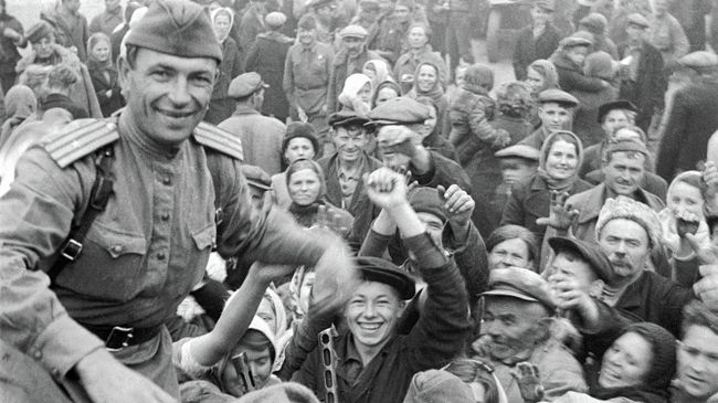 Встреча советских солдат освободителей в Полтаве Встреча советских солдат освободителей в Полтаве