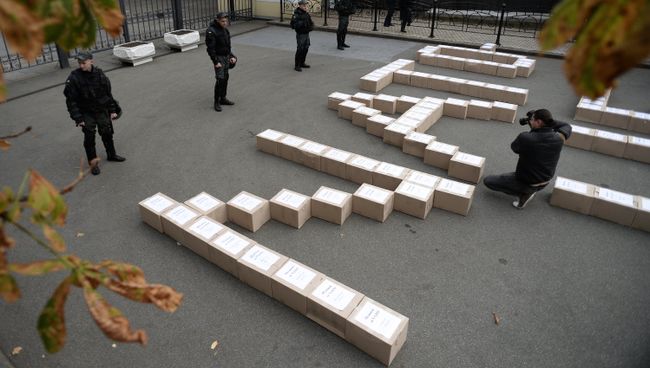 Коробки с подписями украинцев в поддержку проведения референдума о вступлении Украины в НАТО Коробки с подписями украинцев в поддержку проведения референдума о вступлении Украины в НАТО