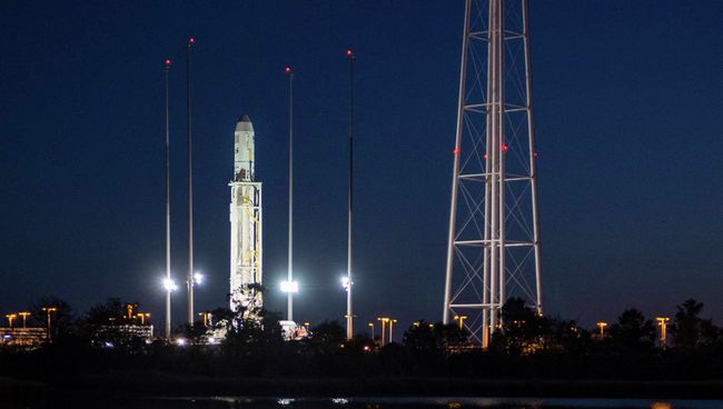 Ракета Antares с космическим грузовиком Cygnus Ракета Antares с космическим грузовиком Cygnus