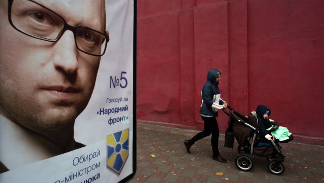 Агитационный плакат с изображением премьер-министра Украины Арсения Яценюка. Архивное фото