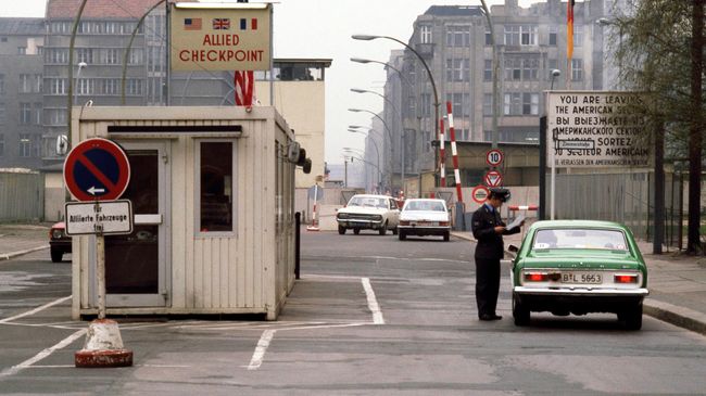 Пропускной пункт на стороне ГДР, 1978. Архивное фото Пропускной пункт на стороне ГДР, 1978. Архивное фото