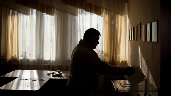 Житель Луганской области голосует на досрочных выборах в парламент Украины в поселке Медвежанка