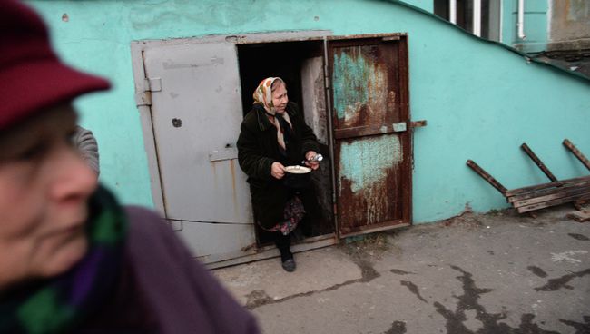 Жители Донецка. Архивное фото Жители Донецка. Архивное фото
