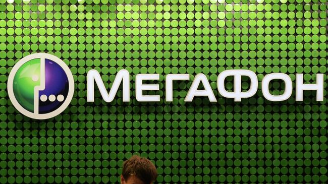 Продавец-консультант в офисе компании оператора мобильной связи Мегафон в Москве. Архивное фото Продавец-консультант в офисе компании оператора мобильной связи Мегафон в Москве. Архивное фото
