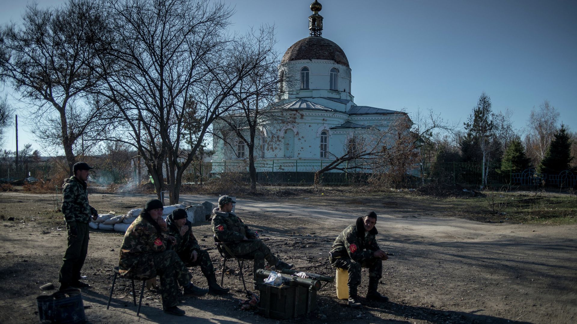Бойцы ополчения ЛНР на блокпосту в поселке Новосветловка в Луганской области Бойцы ополчения ЛНР на блокпосту в поселке Новосветловка в Луганской области - РИА Новости, 1920, 21.02.2022