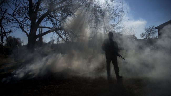 Боец ополчения ЛНР в поселке Новосветловка в Луганской области. Архивное фото
