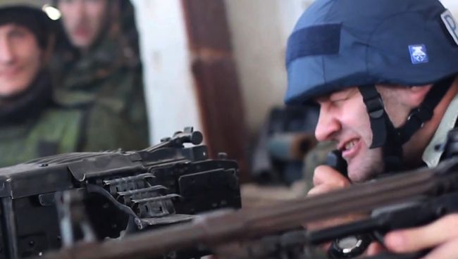 Актер Михаил Пореченков посетил позиции ополченцев в аэропорту Донецка