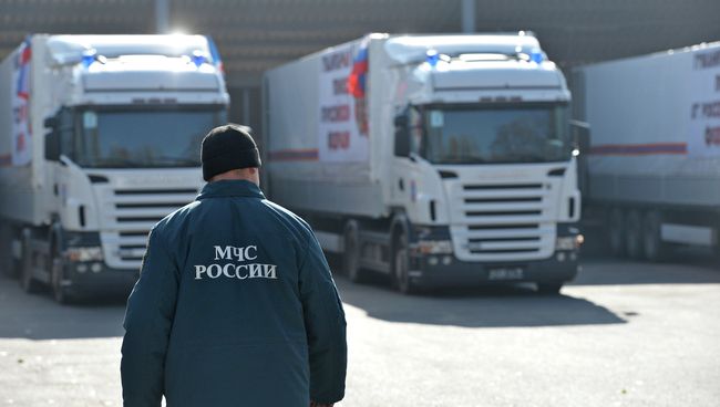 Сотрудник МЧС России у грузовиков с гуманитарной помощью в Донецке Сотрудник МЧС России у грузовиков с гуманитарной помощью в Донецке