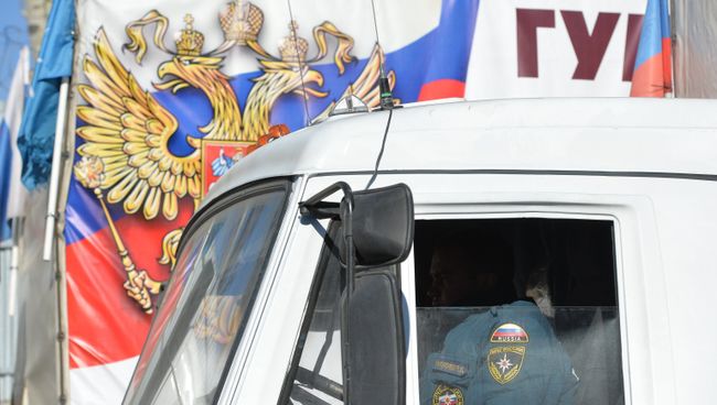 Сотрудник МЧС России в кабине грузовика с гуманитарной помощью в Донецке. Архивное фото Сотрудник МЧС России в кабине грузовика с гуманитарной помощью в Донецке. Архивное фото