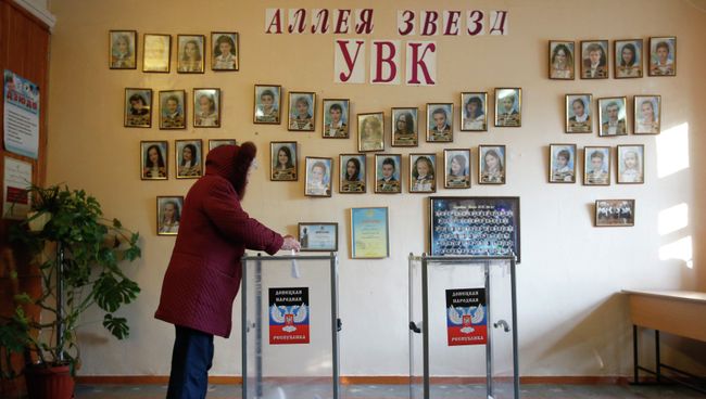Жительница Донецка голосует на выборах главы ДНР и депутатов Народного Совета республики на избирательном участке Жительница Донецка голосует на выборах главы ДНР и депутатов Народного Совета республики на избирательном участке