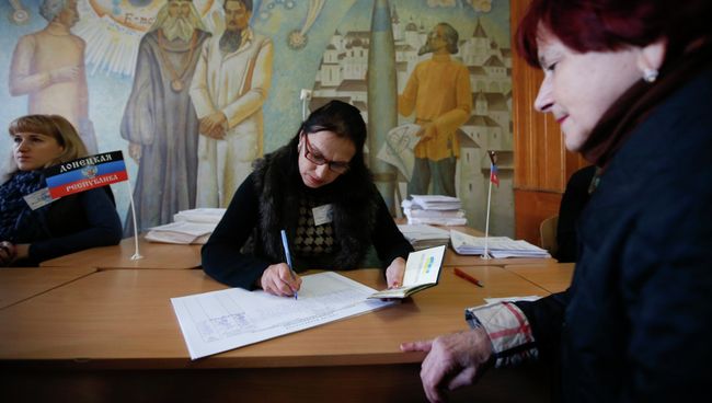 Жительница Донецка голосует на выборах главы ДНР и депутатов Народного Совета республики на избирательном участке Жительница Донецка голосует на выборах главы ДНР и депутатов Народного Совета республики на избирательном участке