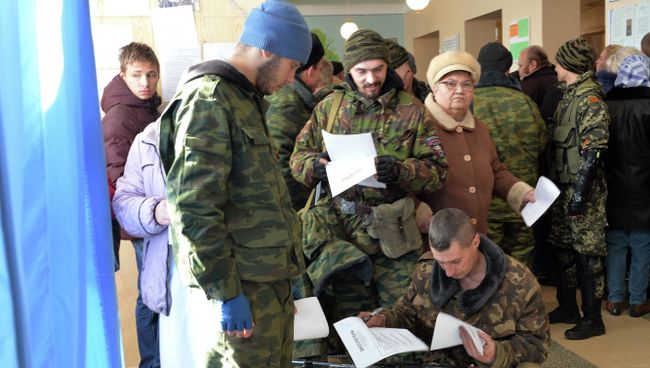 Ополченцы голосуют на выборах в ДНР Ополченцы голосуют на выборах в ДНР