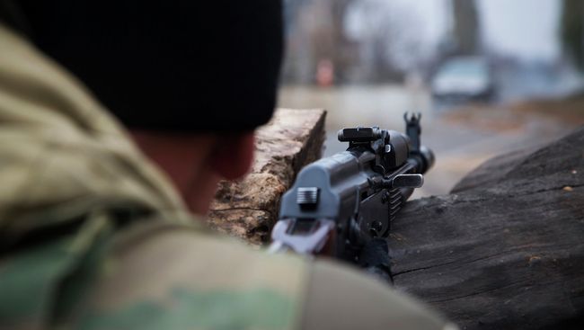 Боец ДНР во время боевого дежурства на одном из КПП Донецка. Архивное фото Боец ДНР во время боевого дежурства на одном из КПП Донецка. Архивное фото