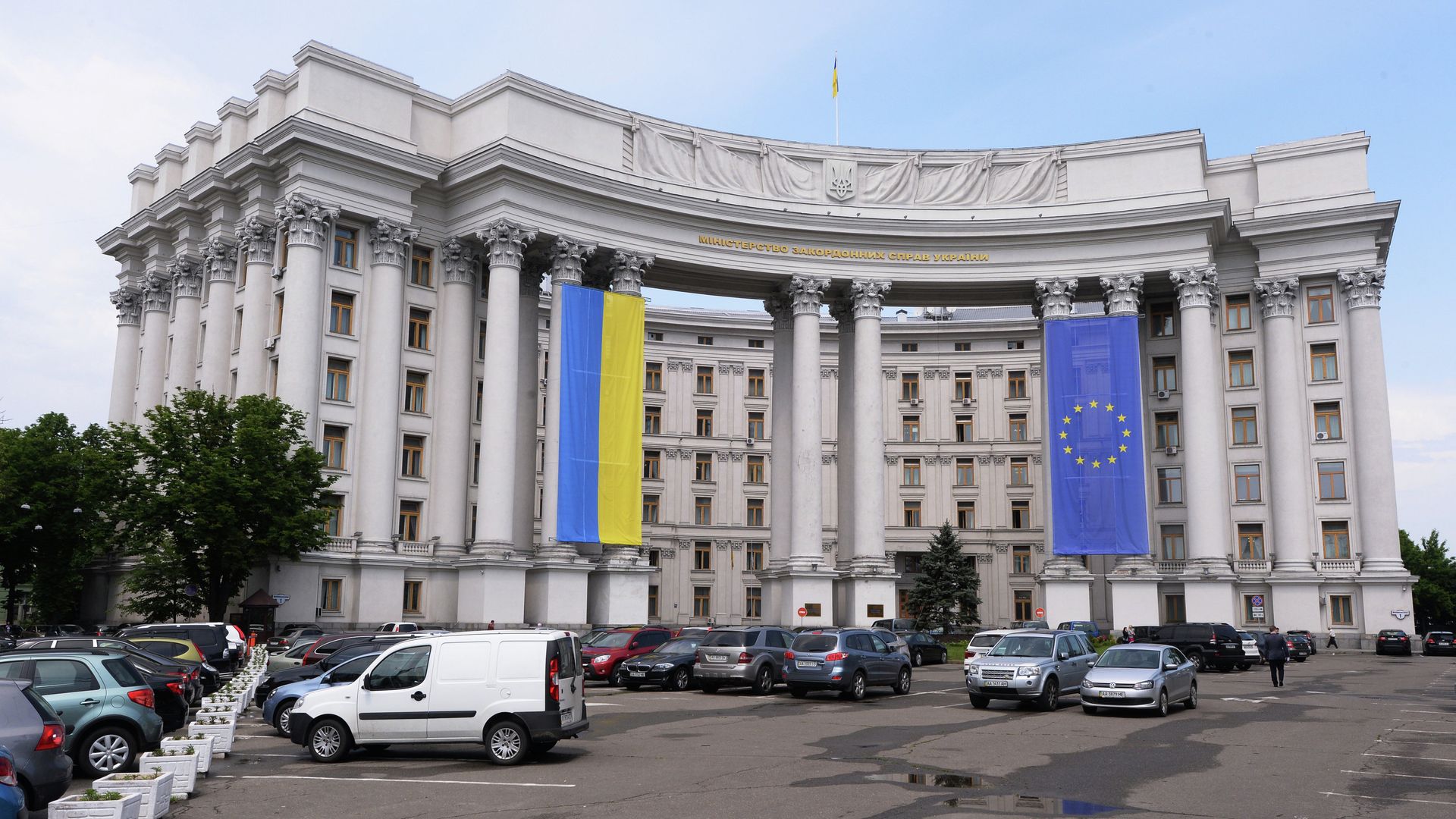 Здание МИДа Украины с национальным флагом Украины и флагом Евросоюза на фасаде Здание МИДа Украины с национальным флагом Украины и флагом Евросоюза на фасаде - РИА Новости, 1920, 09.06.2021