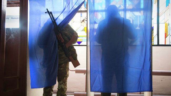 Ополченцы голосуют на выборах главы ДНР и депутатов Народного Совета республики. Архив Ополченцы голосуют на выборах главы ДНР и депутатов Народного Совета республики. Архив